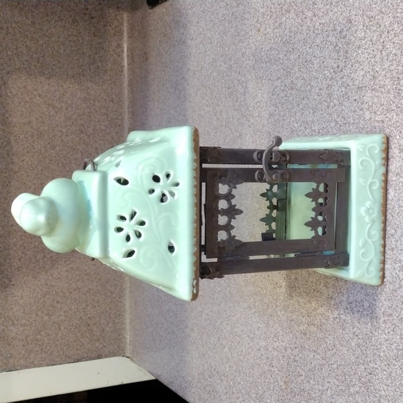 Pastel Green Ceramic Lantern With Dove On Top 🕊️ - Picture 3 of 9